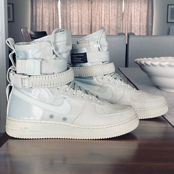 NIKE SF Air Force 1 High-Top, Women’s 9.5
Waterproof, light silver/Mica Green - Picture 3 of 11